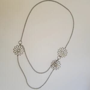Retro 70s Daisy Flower Necklace with Silver Tone Chain Vintage Boho Mod Jewelry